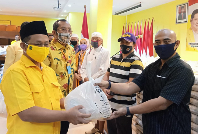 Salurkan 41 Ribu Paket Sembako, Ketua Golkar Jatim: Jangan Sampai Tetangga Kita Meninggal