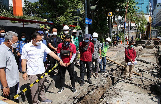 Kabel Optik di Surabaya Semrawut Jadi Penyebab Saluran Air Terhambat
