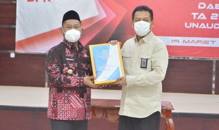 Bupati Gresik Serahkan Langsung LKPD 2020 Ke BPKP Jawa Timur