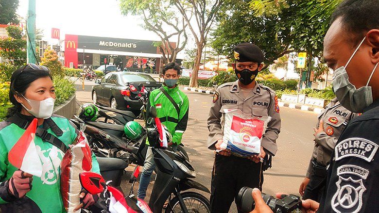 Polres Gresik Inisiasi Lawan Pandemi Covid-19 Dengan Kibarkan Bendera Merah Putih