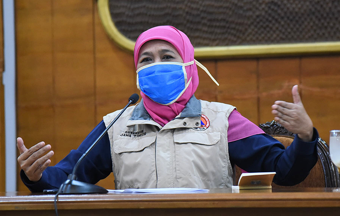 Banyak Warga di Depan Grahadi Bergerombol, Khofifah: Surabaya Sudah Tembus 180 Pasien Covid-19