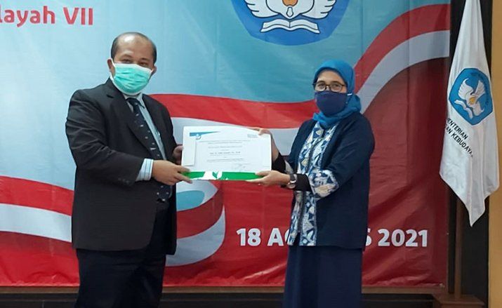Hari Kemerdekaan RI, Gubes UHW Perbanas Terima Penghargaan dari LL Dikti 7 Jatim