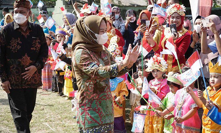 Kemeriahan Hari Anak Nasional di Kota Mojokerto Dengan Pakaian Adat dari Sabang - Merauke