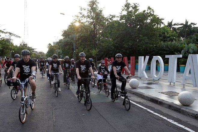 Peringati Hari Sepeda Sedunia di Surabaya Wakil Dubes Inggris Gowes Keliling Halaman Balai Kota