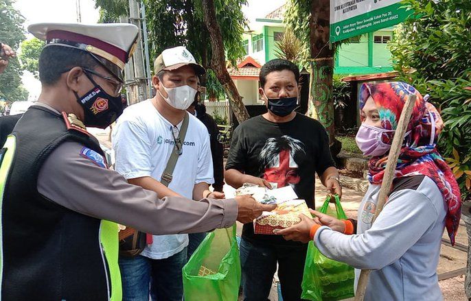 Peringati HPN, Jurnalis Probolinggo Bagikan Bingkisan Ke Ibu-ibu Penyapu Jalanan