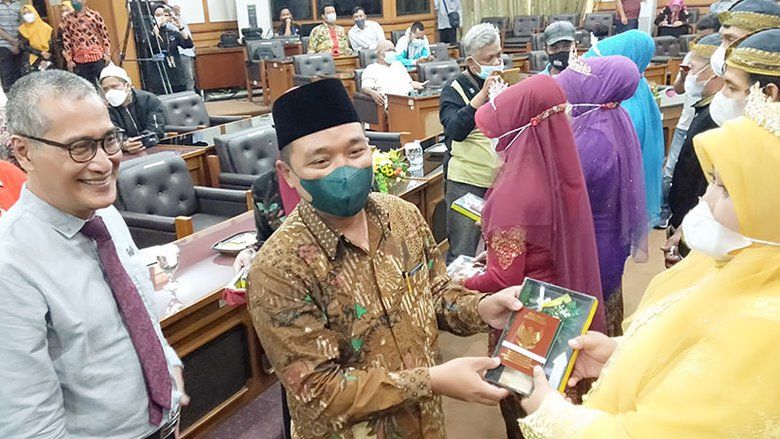 Perdana, DPRD Gresik Mantu Prosesi Isbat Nikah di Ruang Paripurna
