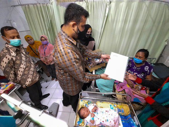 Wali Kota Probolinggo Tilik dan Beri Kejutan Bagi 8 Bayi Lahir di Hari Jadi Kota