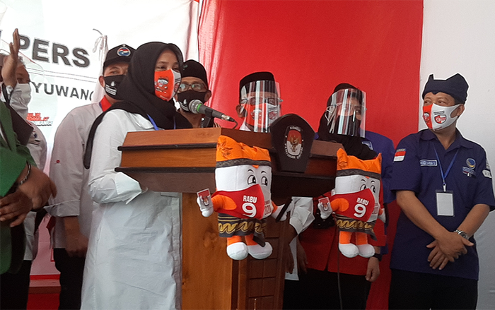 Ipuk Azwar Anas-Sugirah Jalan Kaki Sejauh 300 Meter untuk Daftar ke KPU di Pilkada Banyuwangi