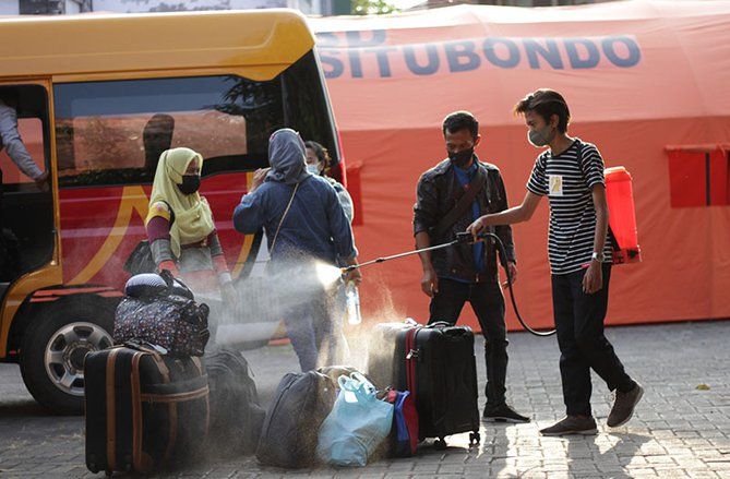 Datang dari Luar Negeri Satgas Situbondo Karantina Pekerja Migran Indonesia di Isoter