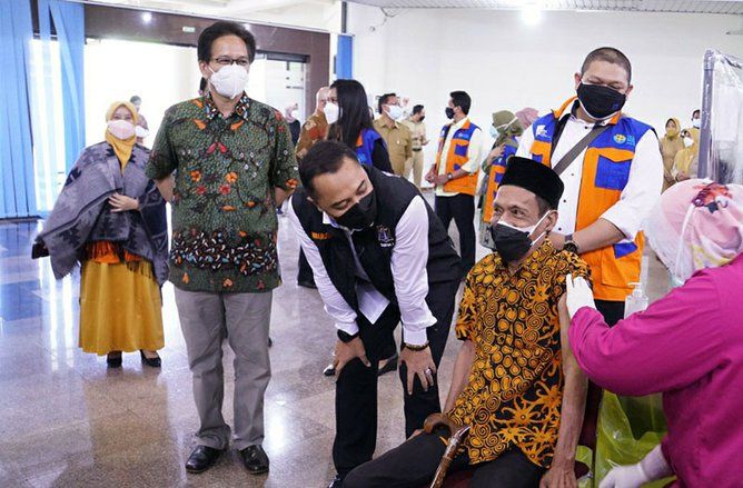 Tinjau Vaksinasi Dosis Kedua ITS, Walkot Eri: Ini Gotong Royong Melawan Covid-19