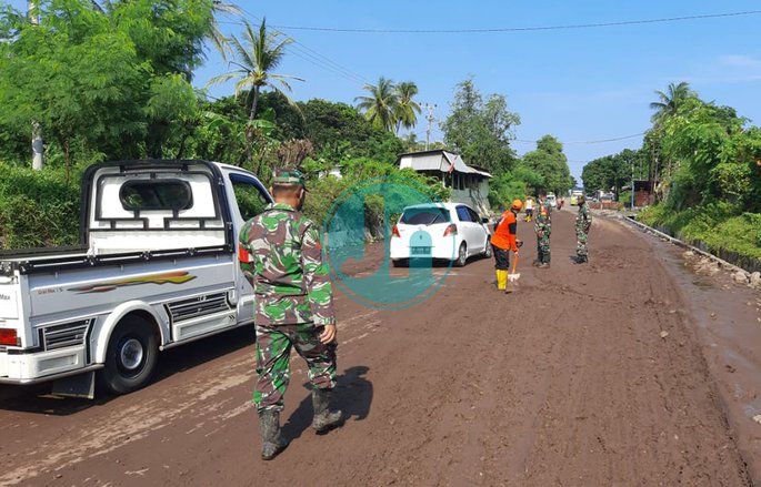 Banjir Bah Terjang Jalan Pantura Pecaron Situbondo