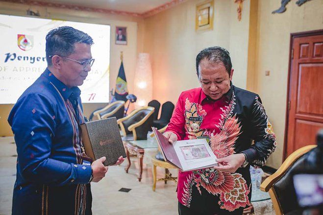 Terbitkan Uang Rupiah Baru, Bupati Jember <em>Token of Appreciation</em> dari Bank Indonesia Sesuai Tahun Lahi
