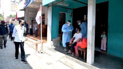 Presiden Jokowi Tinjau Langsung Pelaksanaan Vaksinasi dari Pintu ke Pintu di Madiun