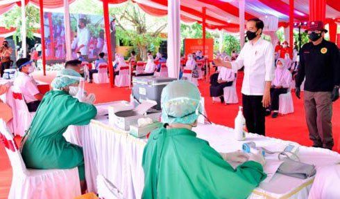 Presiden Jokowi Tinjau Vaksinasi 2.500 Pelajar di Madiun