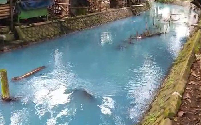 Warga Mojokerto Heboh Sungai Berwarna Biru