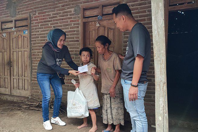 Peduli Sesama, Emak-emak Ponorogo Bagikan Paket Sembako di Kampung Idiot