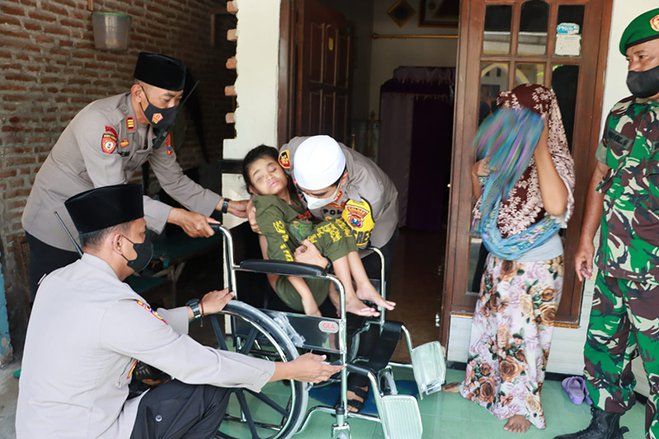 Ramadan, Kapolresta Mojokerto Beri Bantuan Kursi Roda ke Lansia dan ABK