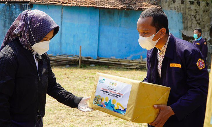 Gandeng Karang Taruna, Pemkot Mojokerto Bagikan Ribuan Paket Vitamin dan Masker untuk Warga 