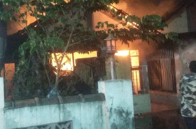 <em>Charger </em>Ponsel Meledak, Dua Rumah di Mojokerto Dilalap Si Jago Merah