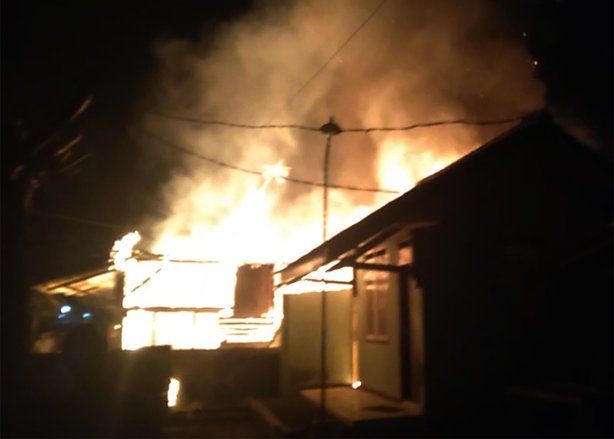Warung Bakso dan Kelontong di Probolinggo Terbakar