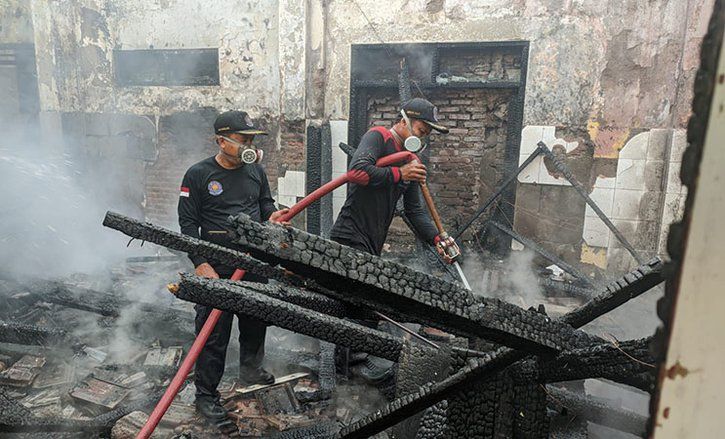 Gedung Bekas Puskesmas Difungsikan Anggota Garnisun Istirahat Terbakar