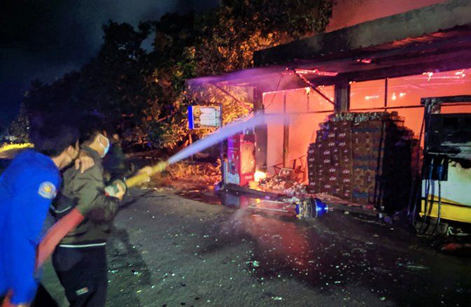Menyuarkan Ledakan dari Tabung Gas Elpiji, Toko di Situbondo Ludes Terbakar
