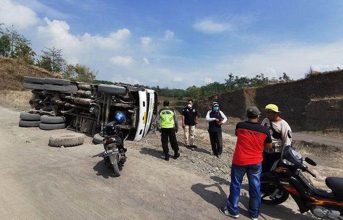 Diduga Rem Blong, Sopir Tambang Pasir asal Sidoarjo Meninggal Tertimbun Sirtu