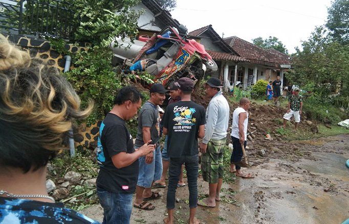 Truk Tangki Air "Cium" Tembok Cor, Sopir Meninggal di Lokasi
