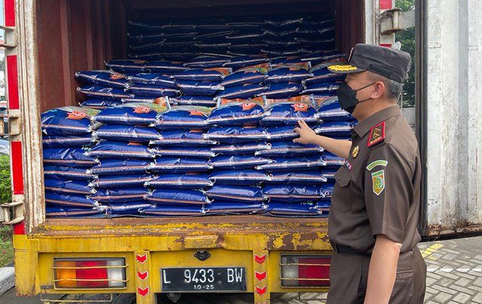 Kejati Jatim Berangkatkan dan Salurkan Bantuan Erupsi Gunung Semeru Senilai Rp 600 juta