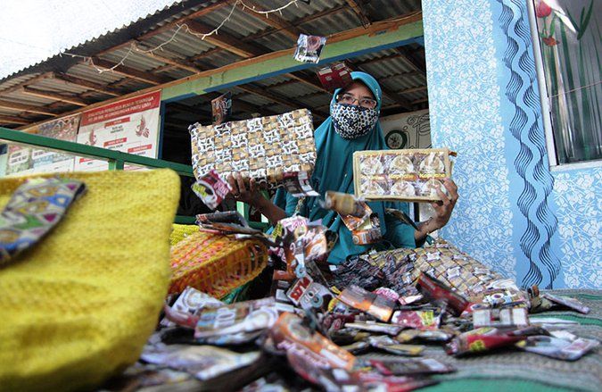 Patuhi PPKM, Kelompok Emak-emak Kerjakan Kerajinan Daur Ulang Sampah di Rumah