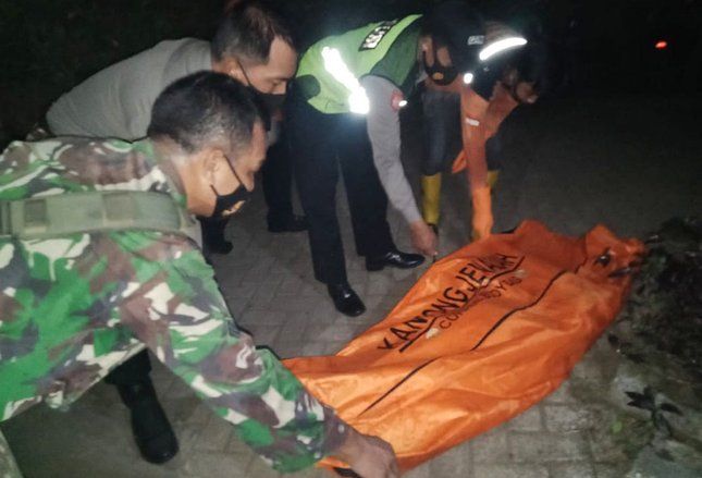 Mencari Pakis, Warga Temukan Kerangka Tertelungkup