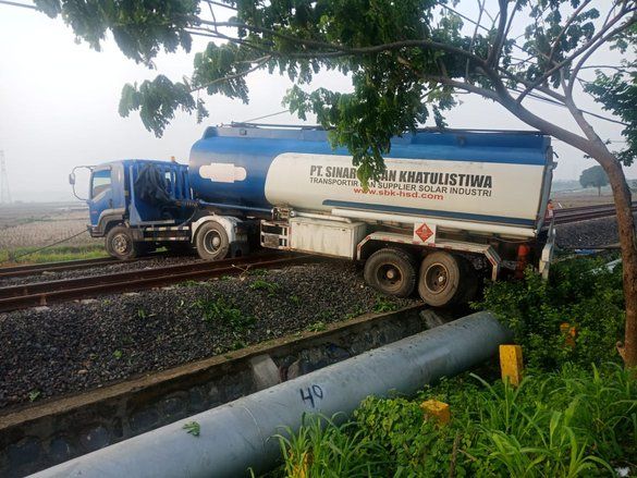 Jalur Terhalang Truk, Tiga Kereta Api Tertahan 