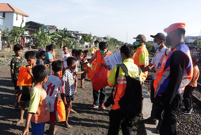 Nekat Bermain dan Beraktivitas di Ruang Manfaat Jalur KA Bisa Diancam Denda Rp 15 juta