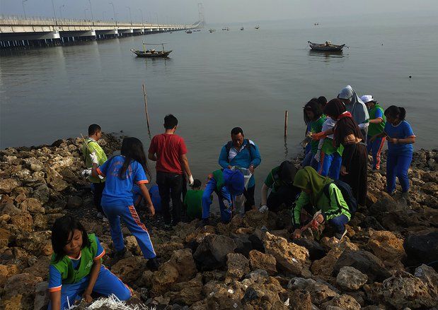 Hari Nusantara, Pemkot Surabaya Gelar Kerja Bakti di Bawah Kaki Suramadu