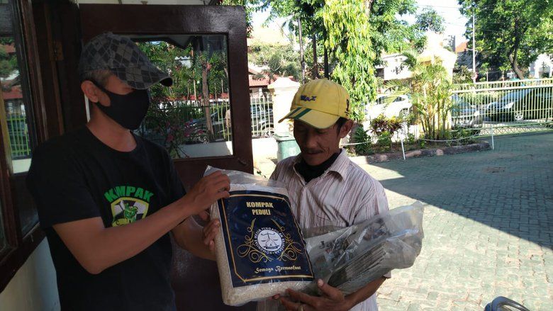 Wartawan Kompak Berbagi Salurkan Beras ke Warga Terdampak Covid-19
