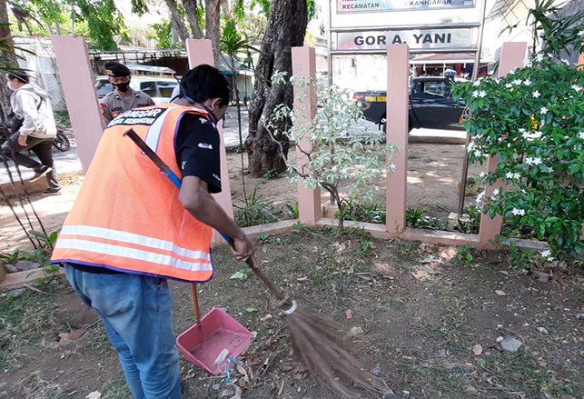 Tak Bermasker Warga Probolinggo Diganjar Sanksi Bersihkan Halaman GOR
