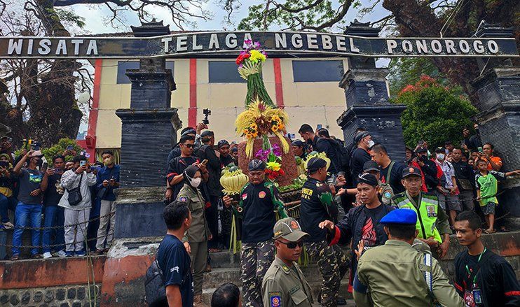 Peringati 1 Sura, Tumpeng Agung Dilarung di Telaga Ngebel