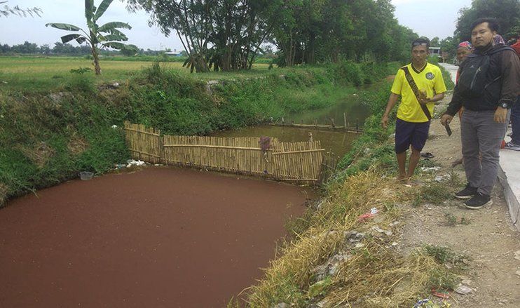 Diduga Tercemar Limbah, Aliran Kali Berubah Merah Bata