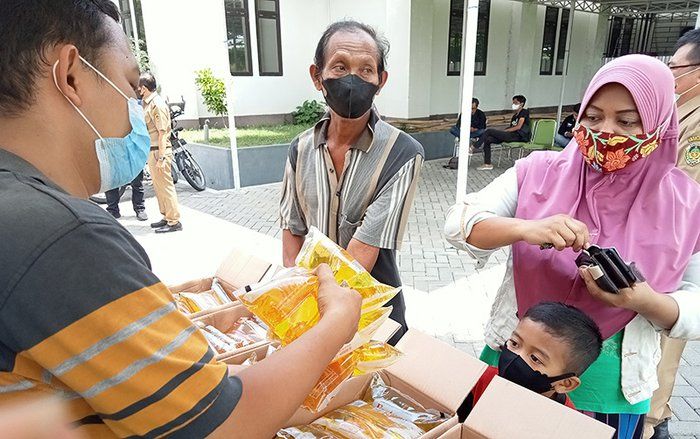 Harga Minyak Melonjak Naik, Disperindagkop dan UM Madiun Gelar Operasi Pasar
