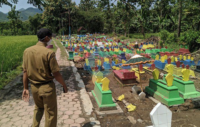 Hilang Kesan Seram, Makam Dirubah Aneka Warna Pelangi