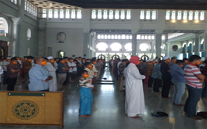 Cegah Virus Corona, Salat Jumat di Masjid Al-Akbar Surabaya Digelar Tanpa Karpet