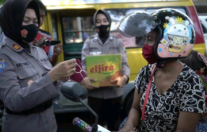 Peringati HBN Polisi di Probolinggo Bagikan Masker Batik ke Pengguna Jalan