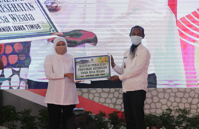 Pandemi, Khofifah Beri Bantuan Protokol Kesehatan di Desa Wisata Gresik