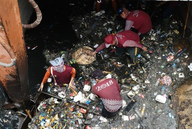 Kerja Bakti di Pegirian dan Kampung Seng Angkut Sampah 22 Dump Truk