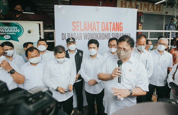 Jaga Stabilitas Harga, Menko Airlangga Sidak Operasi Minyak Goreng di Pasar Wonokromo