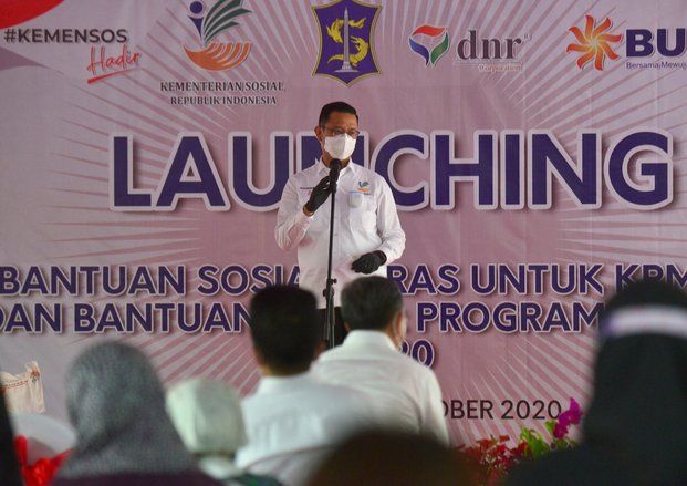 Mensos Tinjau Penyaluran Bansos Beras dan BST di Surabaya