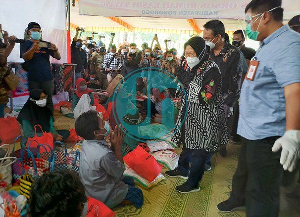 Di Ponorogo, Risma Berikan Bantuan Bagi Warga Berkebutuhan Khusus