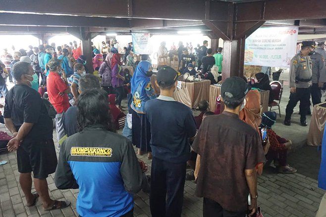Diskopukmperindag Kota Mojokerto Guyur Ribuan Liter Minyak Goreng Bagi Warganya