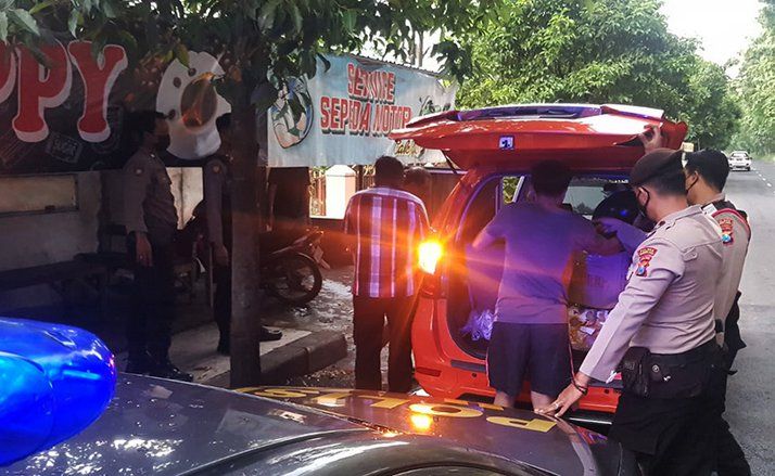 Jadi Kurir, Dua Warga Surabaya Diringkus Saat COD Ratusan Botol Miras Arak Bali
