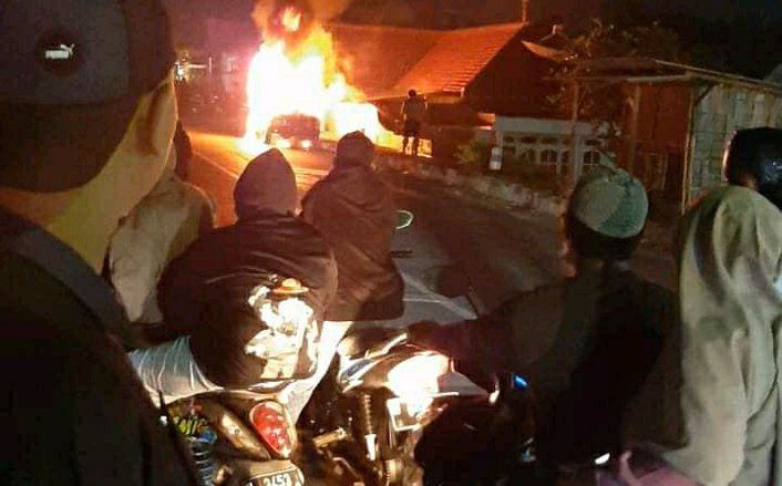 Terpakir di Pinggir Jalan Untuk Jalin Silaturahmi, Mobil Warga Probolinggo Ludes Terbakar